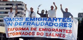 Los representantes de la plataforma eligieron ayer la escultura de Lombera en Vilagarc�a para anunciar su asamblea del jueves.