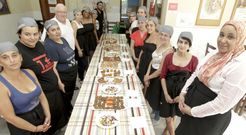 Todos los estudiantes del curso de ayudante de cocina posan con los platos que realizaron para la degustaci�n de ayer. 