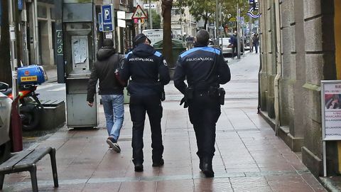 Agentes de la Polic�a Local de Pontevedra requirieron al conductor a que se sometiera a la prueba de detecci�n de estupefacientes