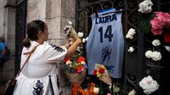 Una persona coloca flores durante una concentraci�n en repulsa ante el asesinato por violencia de g�nero de una Guardia Civil, frente al Consistorio, a 6 de agosoto de 2026, en Llanes,