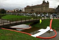 Barreras anticontaminaci�n en el Parque dos Condes tras el �ltimo vertido al arroyo de As Malloadas
