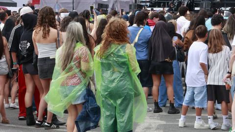 Debido a la lluvia, algunos espectadores del Morri�a optaron por chubasqueros.