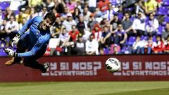El portero del Valladolid encaja el gol del Getafe