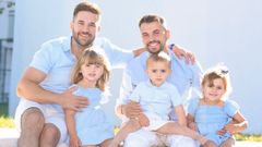 De izquierda a derecha, Francisco, Emma, de 4 a�os, Jes�s, Noel, de 2 a�os, y Victoria, tambi�n de 4. �Jam�s nos hemos planteado la adopci�n porque siempre hemos querido ser padres biol�gicos y vivir la crianza desde el minuto cero�, dice Jes�s.