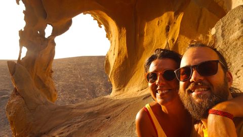 La pareja, �l gallego y ella portuguesa, en el Arco de las Pe�itas, en Fuerteventura