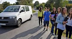 Hay estudiantes que recorren un kil�metro diario por la carretera hasta la parada.
