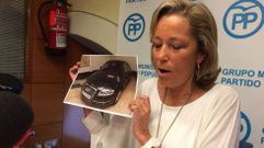 ROSA GALLEGO MOSTRANDO EL AUDI USADO POR XULIO FERREIRO 