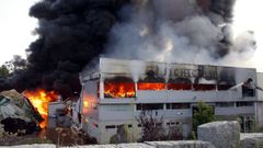 Imagen del incendio de la f�brica del grupo JJ Chicolino en el a�o 2009