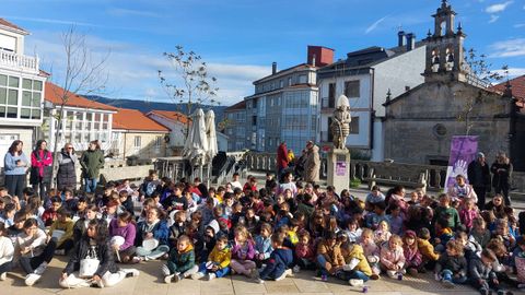 Los escolares del CEIP Maceda marcharon hasta la plaza de As Toldas al ritmo de batucada.