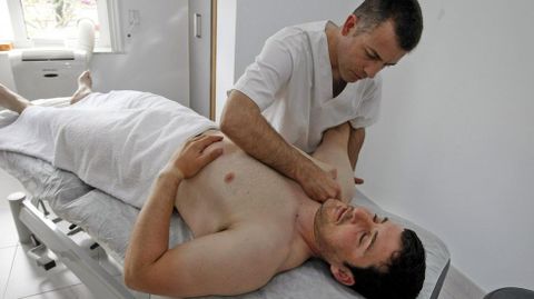 El oste�pata Juan Carlos, en pleno tratamiento.