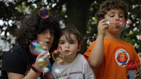 Julia con sus hermanos Paz y Fiz, a los que vio llegar al mundo