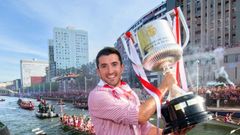 Dani Vivian sujeta la Copa del Rey en la gabarra del Athletic por la ra de Nervin.