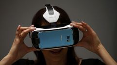Una mujer probando un dispositivo de Samsung. 