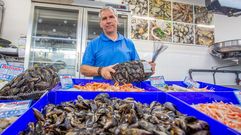 Alfonso Cacheda, con mejillones, en su puesto de la plaza de Portonovo