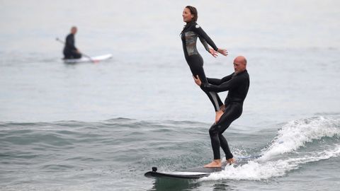 Dos surfistas practican t�ndem surf en la playa de San Lorenzo