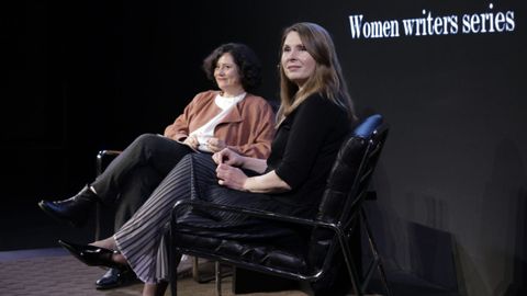 Tatiana T�buleac, a la derecha, con la periodista Andrea Aguilar, en A Coru�a