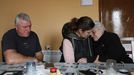 La mujer del desaparecido Marcial Manteiga, consolada por su nieta, y con su hijo tambin al lado.