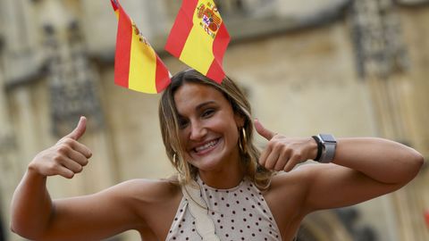 Una aficionada espera en la Plaza de la Catedral de Oviedo para seguir la final del mundial 2026