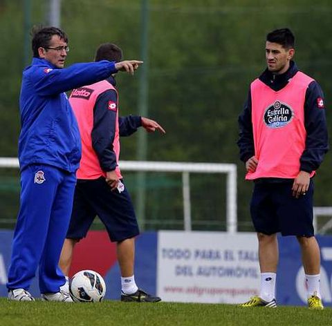 Fernando Vzquez, en la imagen junto a Pizzi, quiere evitar la relajacin de sus jugadores.