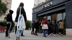Cola ante una de las tiendas de Zara de Par�s