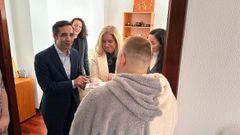 Visita del alcalde de Ferrol, Jos Manuel Rey Varela, a un piso de la asociacin Provivienda