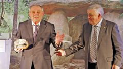 Sieira, a la izquierda, en una fotograf�a de archivo cuando recibi� el Dolmen de Ouro de la FEB
