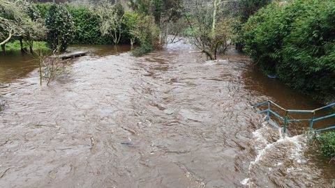 El r�o das Mestas, desbordado en O Porto do Cabo, en Vilarrube (Valdovi�o)