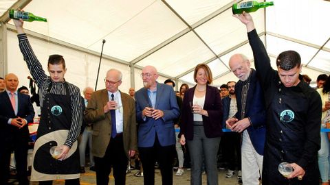Rainer Weiss (i), Kip S. Thorne (2i) y Barry Baris (d), galardonados con el Premio Princesa de Asturias de Investigaci�n Cient�fica y T�cnica por la detecci�n, junto con la Colaboraci�n Cient�fica LIGO, de las ondas gravitacionales, ondulaciones del espacio-tiempo anticipadas por Albert Einstein, observan a dos escanciadores de sidra que les sirven un ?culin? al finalizar el acto en la Facultad de Ciencias de Oviedo.