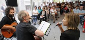 En el acto coordinado por Mercedes Queixas participaron una quincena de escritores y el grupo Xard�n Desordenado (en la foto). 
