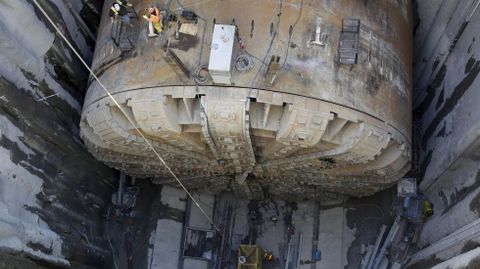 Los operarios desmontan la cabeza de la tuneladora para luego llevarla a reparar. 