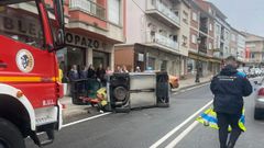 Vehculo sin carn volcado en Vilalonga
