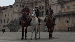 Manuel, F�tima y Mariano llegaron juntos al Obradoiro y se convirtieron en los primeros equiperegrinos acreditados con la nueva certificaci�n emitida por la Asociaci�n de Amigos de los Caminos de Santiago a Caballo. Los jinetes y amazona destacaron las dificultades encontradas en algunos tramos, con pasarelas de madera y una de acero, as� como en varios tramos peligrosos o mal habilitados.