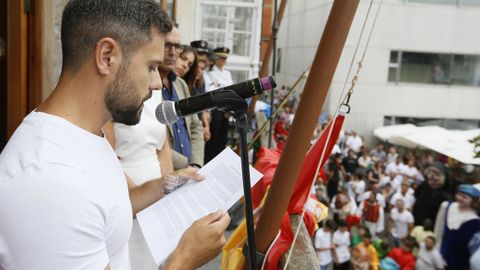 David Cat pregon las patronales del San Roque de Viveiro desde el balcn de la Casa do Concello