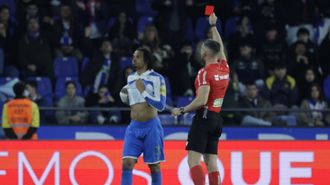 El colegiado Orellana Cid  muestra la cartulina roja a Lucas Noubi.