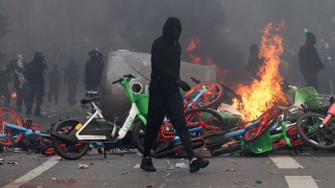Violentos enmascarados durante los disturbios de la semana pasada en Par&iacute;s.