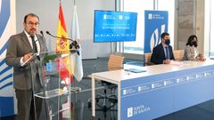 O reitor da USC, Antonio L�pez, na presentaci�n de N�s, con Rom�n Rodr�guez e Mar Pereira.
