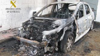 El coche quemado en el Obradoiro de Emprego.