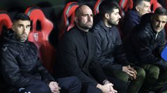 Claudio Gir�ldez, junto a su cuerpo t�cnico, en el banquillo del Pizju�n antes del Sevilla-Celta.