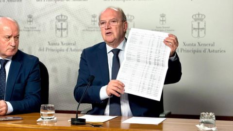 Los diputados del PP de Asturias Luis Venta y Jos� Agust�n Cuervas-Mons durante la rueda de prensa.