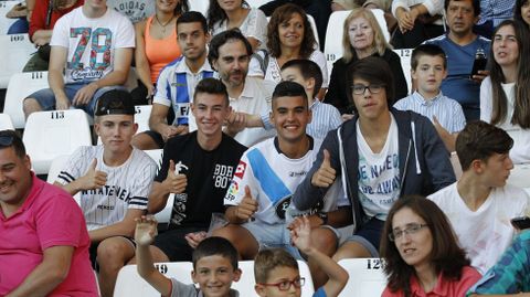 Deportivistas que han acudido a la presentacin en Riazor. 