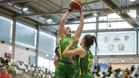 Heather Forster, con el baln, en el partido del pasado jueves contra el BF Len