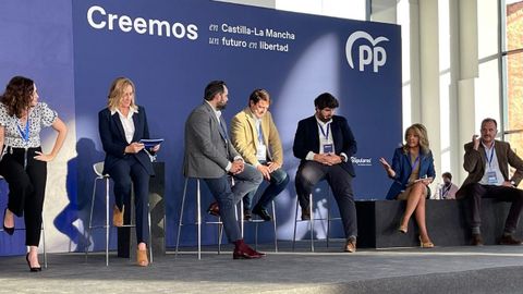 Mallada, segunda por la derecha, en un momento de su intervencin en el congreso