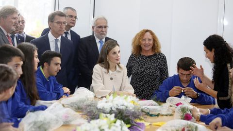 La reina Letizia visitó el IES de Mondoñedo, donde conversó con alumnos y profesores