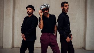 Juancho Conejo (en el centro), voz y guitarra de Sidercars, que act�an este 12 de agosto a las 22.30 horas en Pontevedra