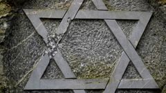 La placa del monolito que recuerda los asesinados por los nazis en los campos de exterminio
