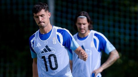 Carlos Dom�nguez, con Juan Cruz por detr�s, en El Requex�n