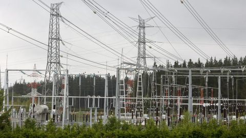 Torretas de alta tensi�n en Castro de Rei