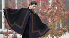 �Tesouro alde�n� � o t�tulo da peza que ga�ou o premio Artesan�a de Galicia. Tr�tase dunha capa contempor�nea inspirada nunha lensa antiga de Portomar�n, que formaba parte do traxe de garda alde�n