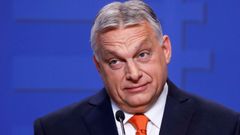 El primer ministro h�ngaro, Viktor Orban, observa durante una conferencia de prensa despu�s de las elecciones parlamentarias en Budapest el 6 de abril de 2022. 