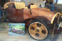 El Bugatti, con todo lujo de detalles, elaborado a escala. 